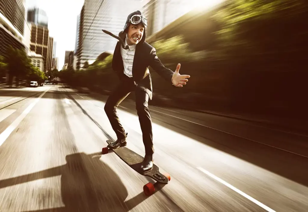 Mann bzw. Außendienstler auf einem Skateboard / Longboard, zielstrebig und Business orientiert auf der Straße.