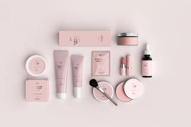 Verschiedene Kosmetikartikel in rosa
