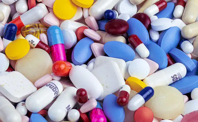Verschiedenste Medikamente um auf die Pharmaindustrie zu deuten.